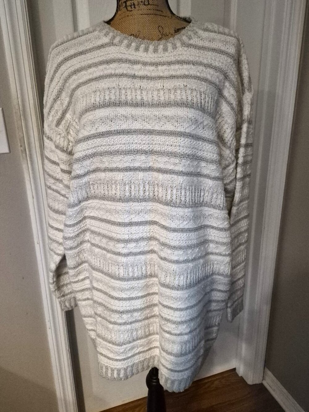 Vintage Liz & Co White and Gray Oversized Sweater